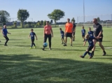 Laatste training S.K.N.W.K. JO8-1 (partijtje tegen de ouders) van maandag 2 juni 2025 (27/123)